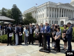 资料照片：美国国会众议院中共问题特设委员会的共和与民主两党议员6月4日在国会大厦外举行新闻发布会，纪念1989年“六四”天安门事件36周年。（美国之音记者利平拍摄）