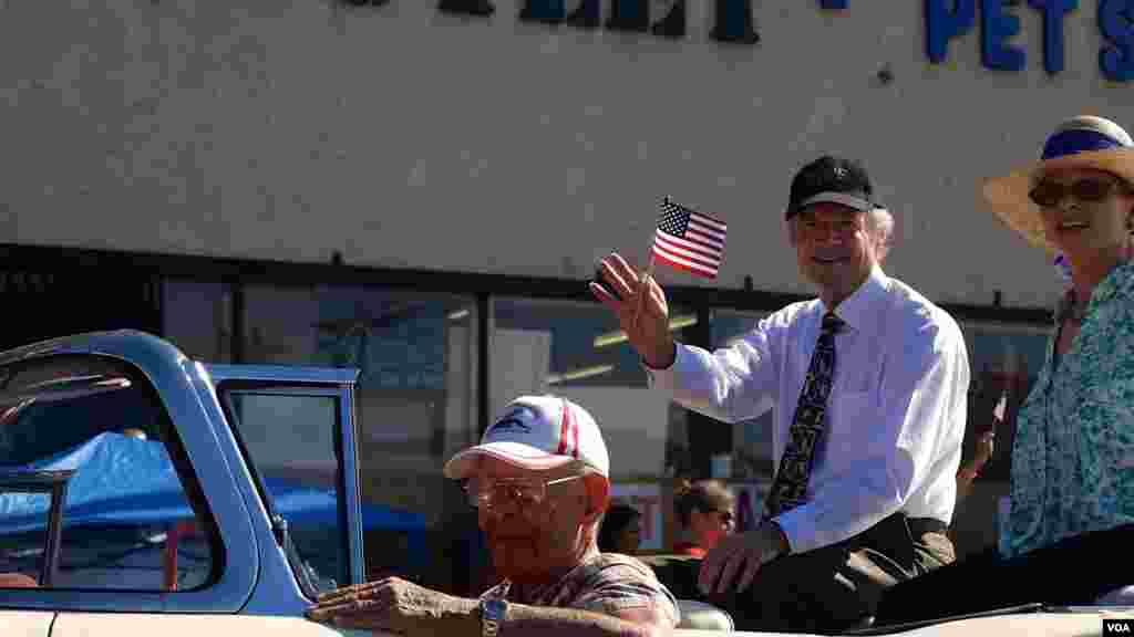 游行大礼官史蒂夫•派克（美国之音国符拍摄）