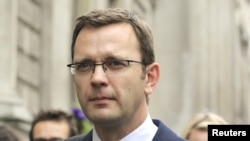 Andy Coulson, mantan redaktur tabloid Inggris "News of the World" dan mantan juru bicara PM Inggris David Cameron dijatuhi huluman penjara 18 bulan atas dakwaan melakukan operasi penyadapan telepon untuk memburu berita-berita sensasional (Foto: dok).