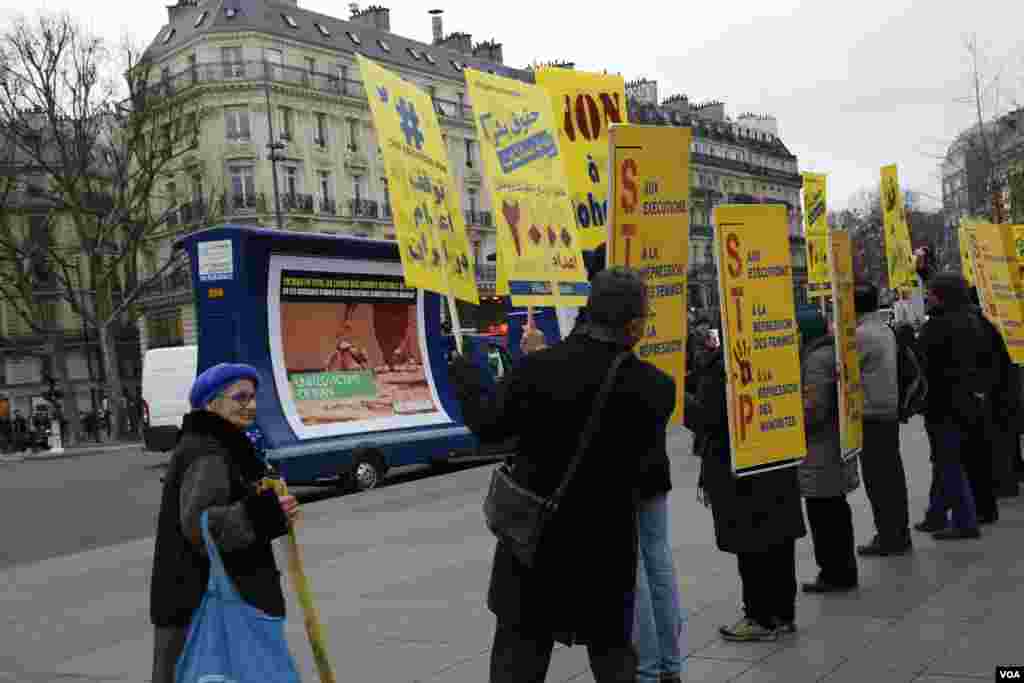 معترضان مجاهدین خلق از شمار بالای اعدام در ایران می گفتند. 