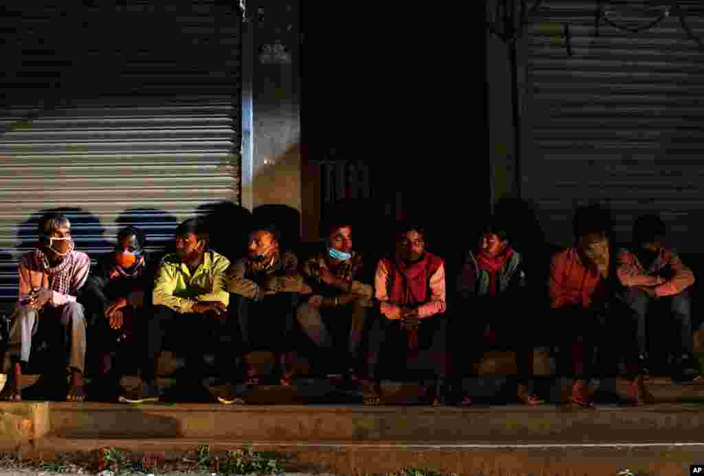 네팔 수도 카트만두의 병원 앞에서 시민들이 신종 코로나바이러스 감염 검사를 받기 위해 기다리고 있다. 이번주 네팔에선 10만명의 코로나 확진자가 발생할 것으로 예상되고 있다. 