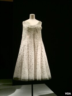 نمایشگاه تاریخچه ایو سن لوران طراح مد فرانسوی