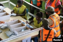 Petugas menghitung surat suara di Buka, Bougainville, Papua Nugini. Polisi Papua Nugini menembak mati seorang ibu muda di sebuah tempat pemungutan suara (TPS) di Ibu Kota, Port Moresby. (Foto: via Reuters)