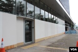 香港立法会破损的外部玻璃幕墙现被遮盖起来 （美国之音记者申华拍摄）