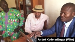 De gauche à droite: Belngar Larmé Laguerre président de l'UJT, Samory Ngaradoumbé, président de l'EAPT et Mekondo Sony, président de l'URPT à N'Djamena, au Tchad, le 19 février 2018. (VOA/André Kodmadjingar)