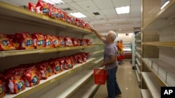 委内瑞拉首都加拉加斯一家超市的货架上除饼干外空空如也（2018年3月23日）