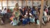 Des réfugiées centrafricaines dans l’attente de distribution des médicaments à Gado-Badzéré, le 6 novembre 2018. (VOA/Emmanuel Jules Ntap)