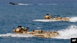 2015年4月21日，菲律宾和美国军队准备在有争议的南中国海斯卡伯勒浅滩附近进行联合军演。(资料图片)