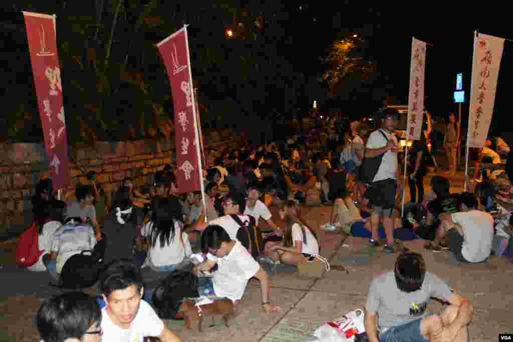 学联发起抗议梁振英拒绝对话公民抗命游行和留守礼宾府（美国之音图片/海彦拍摄）