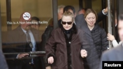 Hillary Clinton meninggalkan Rumah Sakit Presbyterian New York didampingi putrinya Chelsea, dan suaminya – mantan presiden Bill Clinton (tidak tampak), Rabu (2/1). 