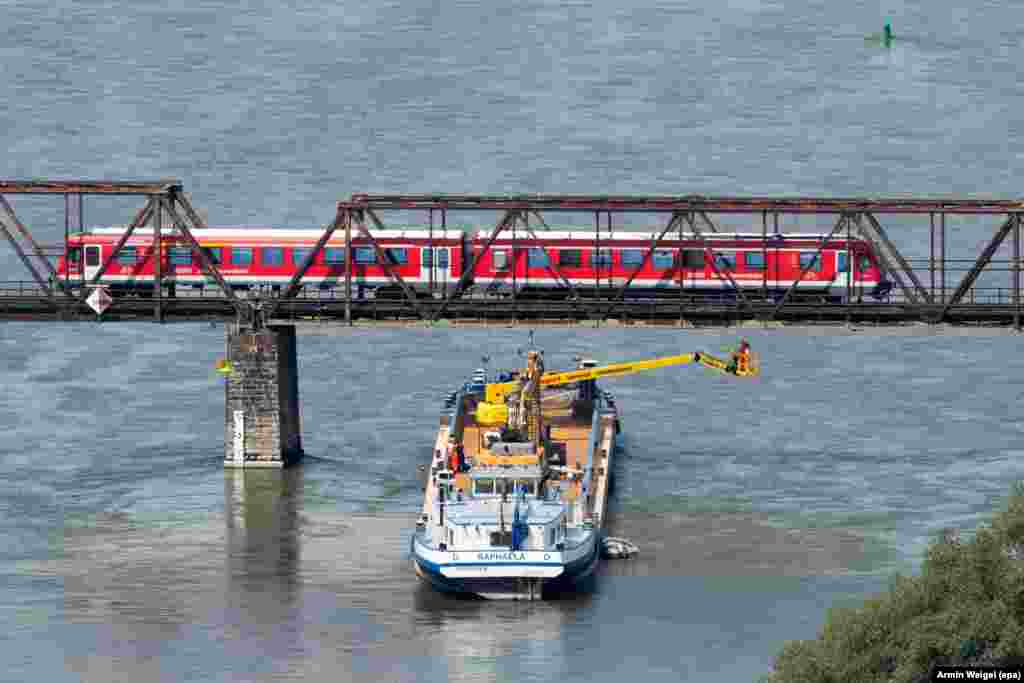 ក្រុម​អ្នកជំនាញ​នៃ​គម្រោង​ផ្លូវ​រថភ្លើង Deutsche Bahn ពិនិត្យ​មើល​ស្ពាន​មួយ​ពី​ទូក​មួយ​នៅ​ទន្លេ Donau ជិត​ក្រុង Bogen ប្រទេស​អាល្លឺម៉ង់។&nbsp;