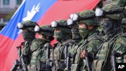 台湾士兵在南部高雄市一个军事演习前进行准备。(2023年1月11日）