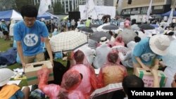 지난 15일 한국 서울에서 열린 광복절 기념식에서 대북 수해 지원 모금 활동을 벌이는 한국 민간단체 관계자들.