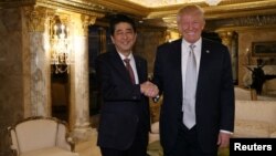 지난달 17일 미국을 방문한 아베 신조 일본 총리(왼쪽)가 뉴욕 트럼프타워에서 도널드 트럼프 미 대통령 당선인과 회담했다.