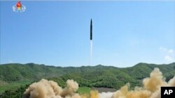 朝鲜官方电视画面展示火星-14导弹升空。（2017年7月4日）