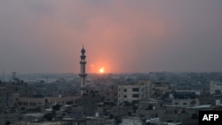 2023年12月5日，在加沙地带南部拉法拍摄的这张照片显示，以色列和哈马斯武装分子之间的战斗仍在继续，汗尤尼斯发生爆炸。（法新社照片）