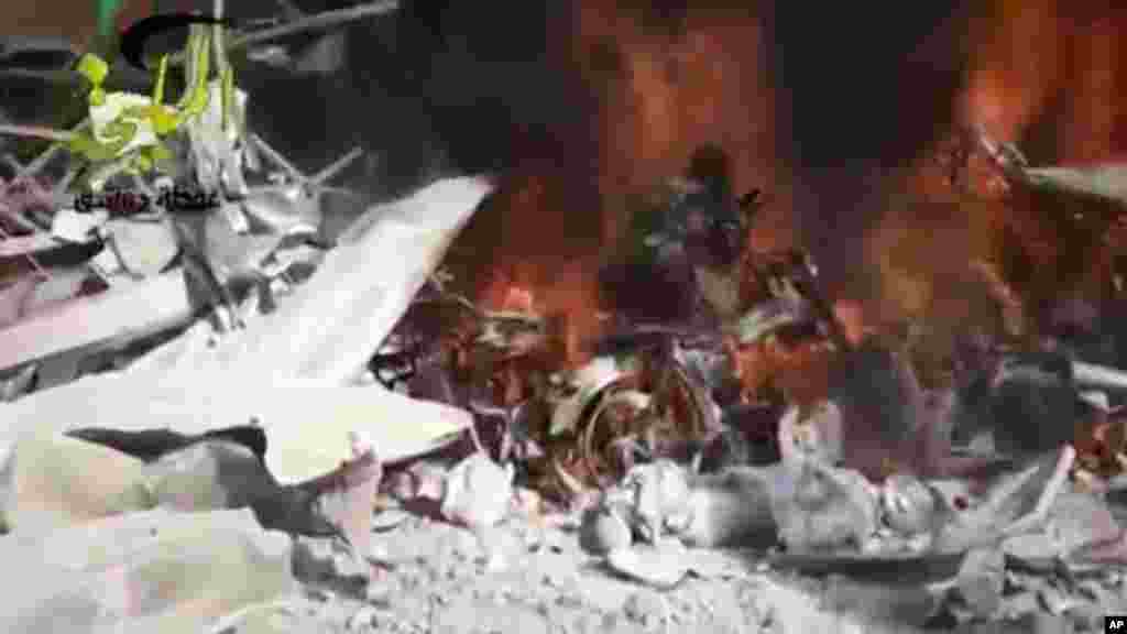 2일 시리아 정부군의 공습으로 불에 타는 다마스쿠스 동부 외곽지역의 주유소. 샴뉴스네트워크 제공 영상 캡쳐.