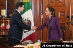 2025年9月3日，美国国务卿马尔科·卢比奥在墨西哥城与墨西哥总统克劳迪娅·辛鲍姆会晤。
