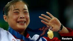 25일 인천 아시안게임 여자 평균대에서 우승한 김은향 선수가 시상식에서 기쁨의 눈물을 흘리고 있다.