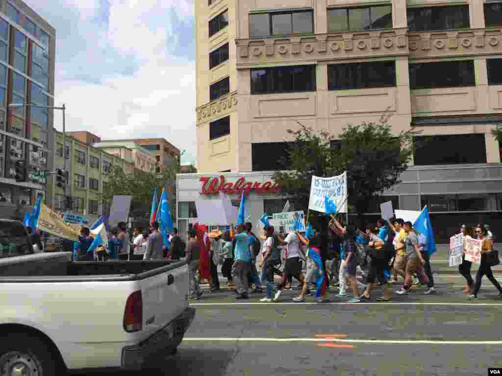 2015年7月12日维吾尔人和支持者在美国首都华盛顿街头游行并聚集在泰国驻美大使馆前抗议泰国把100余名维吾尔人强行递解回中国。（美国之音乌兹别克语组拍摄） &nbsp;