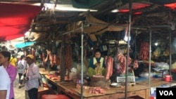 សាច់ជ្រូកលក់នៅផ្សារកណ្តាលក្នុងរាជធានីភ្នំពេញ​ កាលពីថ្ងៃទី២៤ ខែកក្កដា ឆ្នាំ២០១៩។ (ណឹម សុភ័ក្រ្តបញ្ញា/VOA)