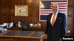 美国商务部长罗斯在华盛顿他的办公室里接受路透社采访。（2018年10月5日）