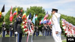 한국전쟁 발발 63주년을 맞아 워싱턴 한국전쟁 기념비에서 참전용사들을 위한 헌화식이 열린 가운데, 참전국 대표들이 헌화하고 있다. 사진=박설믜 인턴기자.
