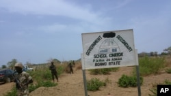 Para tentara berjaga di depan sekolah di Chibok, Senin (21/4), dimana sekitar 200 siswi diculik oleh kelompok bersenjata, Selasa (15/4) yang lalu.