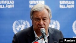 30일 가자지구를 방문한 안토니우 구테흐스 유엔 사무총장이 유엔이 운영하는 가자지구 북부의 한 초등학교에서 기자회견을 하고 있다.
