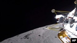 На этой фотографии, предоставленной НАСА, видно, как посадочный модуль Intuitive Machines «Афина» приближается к поверхности Луны в четверг, 6 марта 2025 года.