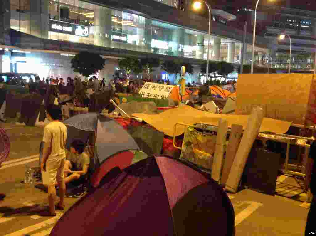 占领人士星期一晚在金钟道上架设和加固路障 (美国之音海彦拍摄)