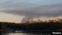 资料照片：乌克兰东部重要城市阿夫迪夫卡上空升起的烟尘。（2023年10月11日）