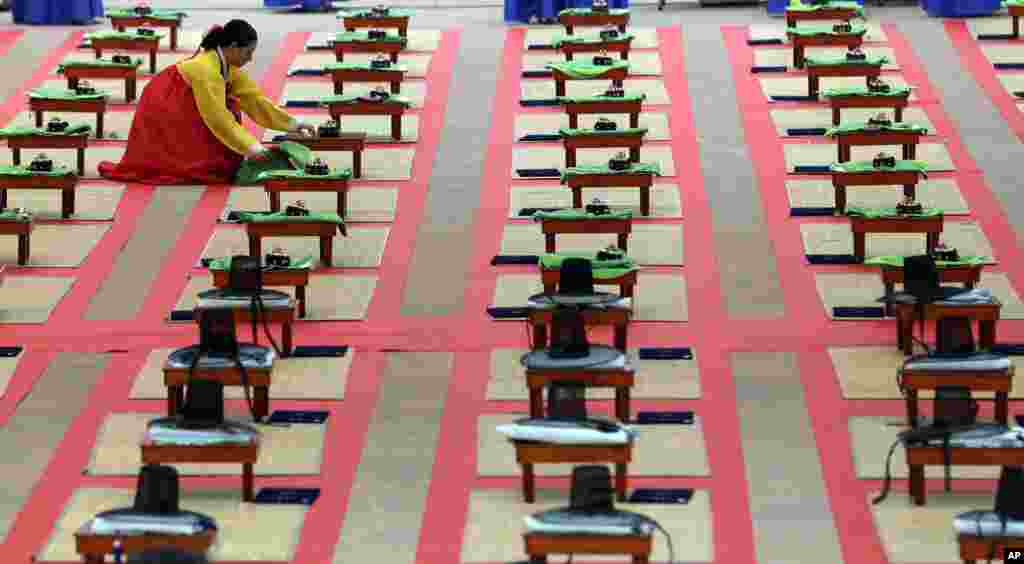 Seorang wanita mempersiapkan upacara tradisional Gwan-Rye di Seoul, Korea Selatan. Upacara ini diadakan bagi anak laki-laki dan perempuan yang menginjak usia 20 tahun, sebagai individu yang independen.