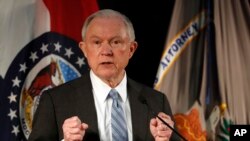 El secretario de Justicia de EE.UU., Jeff Sessions, ordenó hoy a los 94 fiscales federales de la nación dar prioridad a los juicios por delitos de inmigración, incluyendo la reincidencia de entrada ilegal que será considerada delito grave.