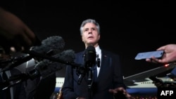 美国国务卿布林肯在多哈的停机坪与媒体交谈。(2024年8月20日)