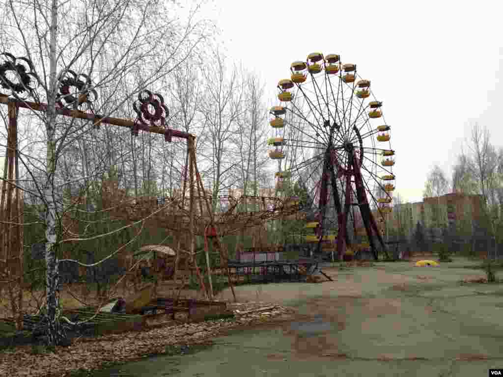 Kincir angin bianglala di taman bermain Pripyat, sekarang menjadi simbol ikonik bagi generasi muda yang lahir setelah bencana Chernobyl, berkat muncul dalam permainan video Call of Duty 4: Modern Warfare, di Pripyat, dekat PLTN Chernobyl, Ukraina (19/3). (VOA/Arash Arabasadi)