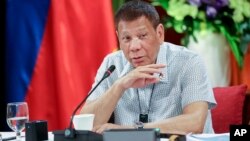 រូបឯកសារ៖ ប្រធានាធិបតី​ហ្វីលីពីន​លោក Rodrigo Duterte ថ្លែង​នៅ​ឯ​វិមាន​ប្រធានាធិបតី Malacanang នៅក្នុង​ទីក្រុង​ម៉ានីល​នៃ​ប្រទេស​ហ្វីលីពីន កាលពី​ថ្ងៃទី៧ ខែកញ្ញា ឆ្នាំ២០២០។ រូបថតនេះ ត្រូវបាន​ផ្តល់​ឲ្យ​ដោយ​ផ្នែក​អ្នក​ថតរូប​ប្រធានាធិបតី​ហ្វីលីពីន។