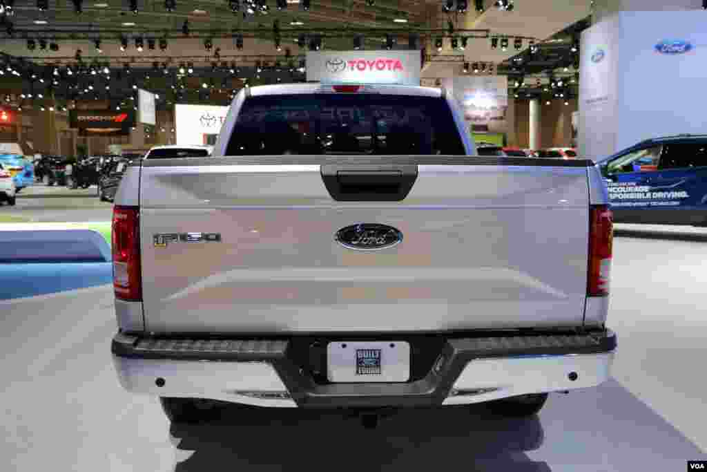 2015 福特 F-150 皮卡车尾