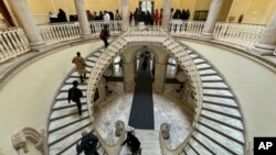 በኒው ዮርክ ከተማ የመጠለያ ሥርዓትና በስደተኞች ድጋፍ ሰጭ አገልግሎቶች ውስጥ ዘር፣ ሀይማኖት እና የቋንቋ ልዩነቶችን በሚመለከት ስለተነሱ ጥያቄዎች የምስክር ቃል ለማድመጥ የተጠራ ጉባኤ በከተማ ምክር ቤት ለመታደም ወረፋ እየተጠባበቁ፣ ኒው ዮርክ