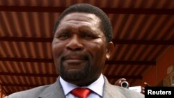 Líder do partido de oposição Unita, Isaias Samakuva vota nas eleições em 2008