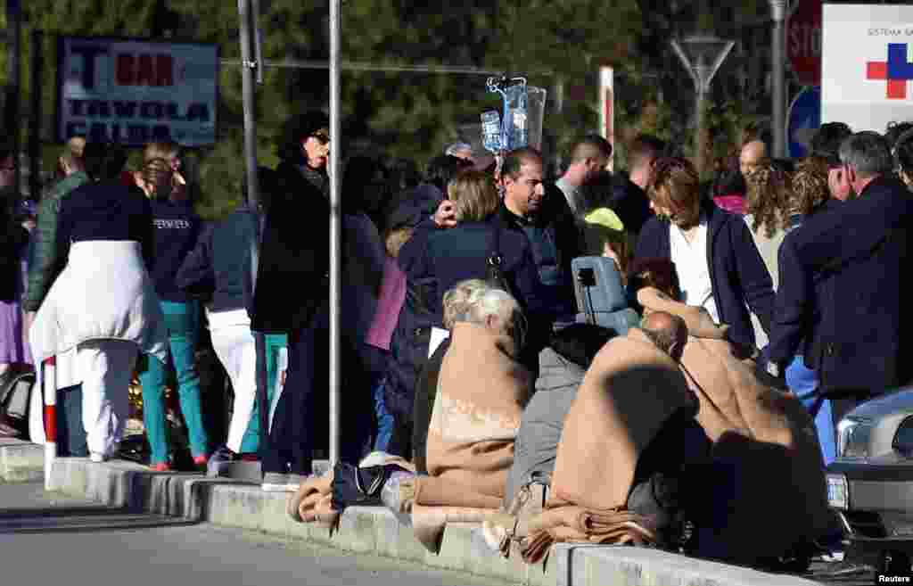 Pasien-pasien dievakuasi dari sebuah rumah sakit menyusul gempa di Rieti, Italia (30/10). (Reuters/Emiliano Grillotti)