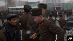 지난해 2월 평양의 북한 군 병사가 담배를 피고 있다.