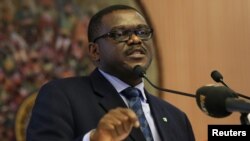 Menteri Kesehatan Nigeria Onyebuchi Chukwu memberikan keterangan pers mengenai kasus ebola negaranya di Abuja (7/8).