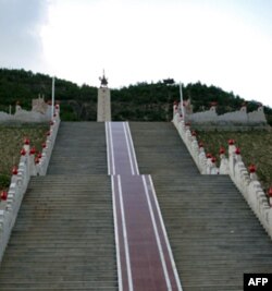 “中央红军长征胜利纪念碑”