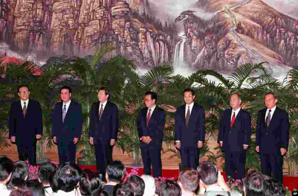 1997年9月19日，中共15大政治局常委亮相。左起：总书记江泽民，国务院总理李鹏，国务院副总理朱镕基，政协主席李瑞环，书记处负责人胡锦涛，中纪委书记尉健行，副总理李岚清。当时从排名顺序上看，李鹏将出任人大常委会委员长，朱镕基将出任国务院总理，后来确实如此。