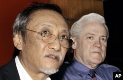 FILE - Thai Senator Kraisak Choonhavan, left, speaks during a joint news conference with William Monson, an American businessman at parliament house in Bangkok, Thailand, May 3, 2006. Monson said he has filed criminal charges against outgoing Prime Minister Thaksin Shanawatra.