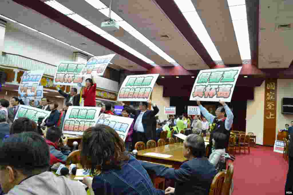 会场内朝野两党各霸一方 （美国之音申华拍摄）
