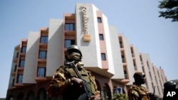 Des soldats postés autour du Radisson Blu au moment de la visite du président Ibrahim Boubacar Keita sur les lieux de l'attaque, samedi 21 novembre 2015.
