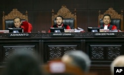 Hakim Ketua Anwar Usman (tengah) memimpin sidang pertama sengketa pilpres 2019 di Mahkamah Konstitusi, Jumat, 14 Juni 2019. (Foto: AP)