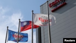 芯片制造代工龙头台积电和台湾的旗帜在新竹总部外飘扬。（资料照片）